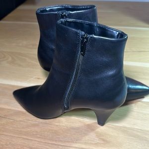 Le Chateau black books size 7 women